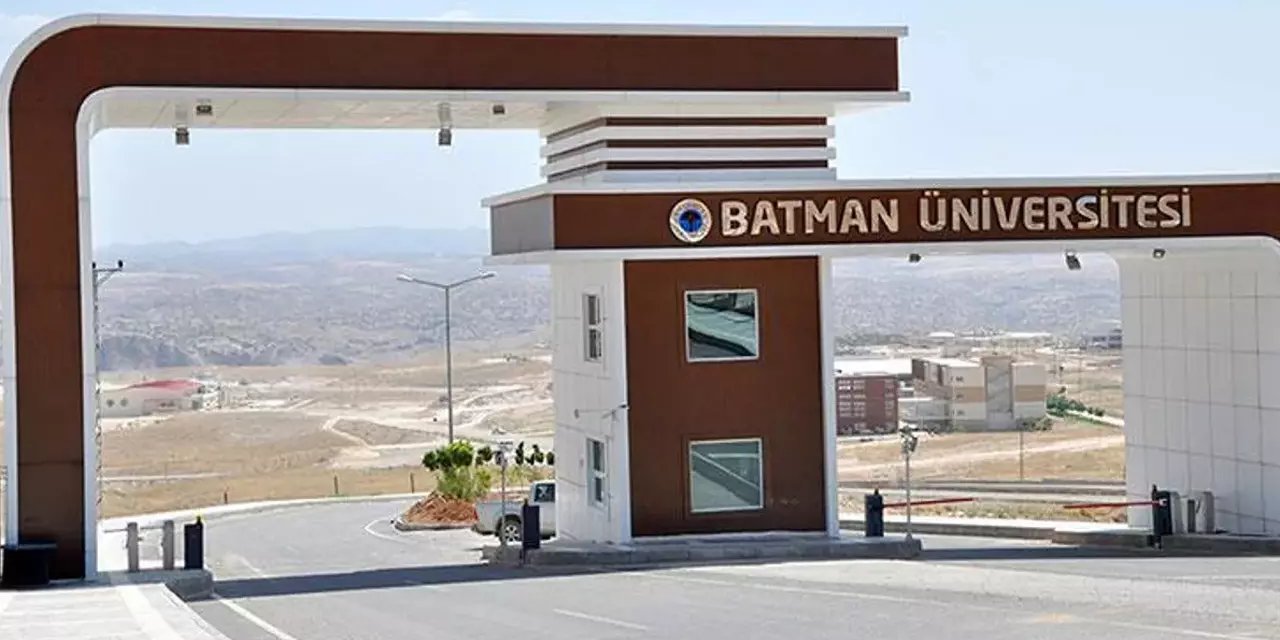 Batman Üniversitesi'nde İstiklal Marşı Sırasında Ayağa Kalkmadığı İddia Edilen Rektör Eleştirilerin Merkezinde