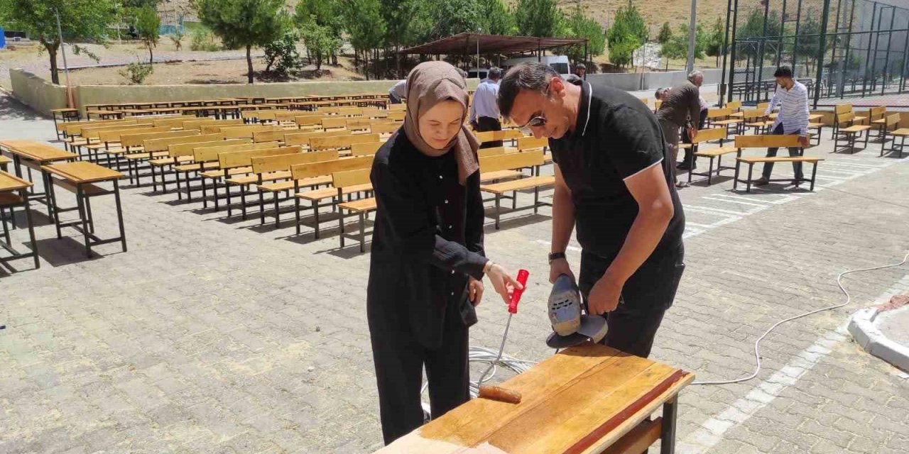 Köy Okulu Öğretmenleri Tatile Çıkmak Yerine Okulun Eksiklerini Giderdi