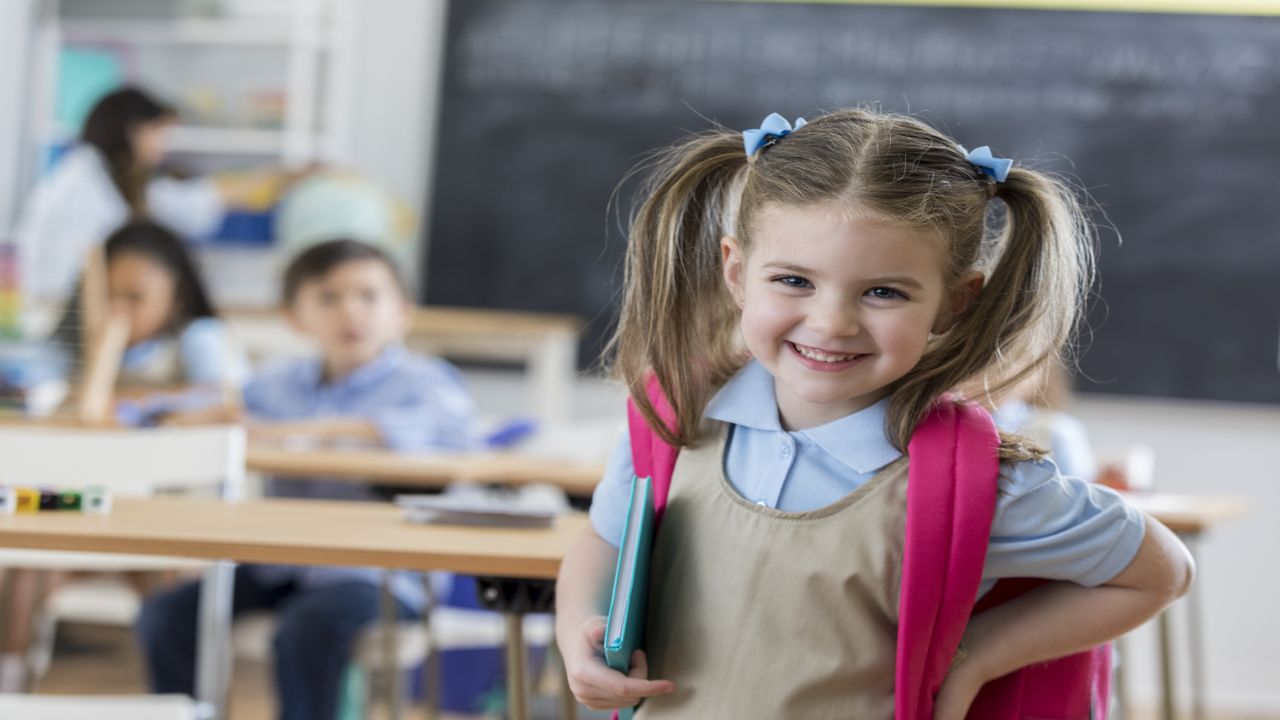 Yeni dönem yaklaşıyor! Velilerin öğrencilere okul kıyafeti alma telaşesi başlıyor!