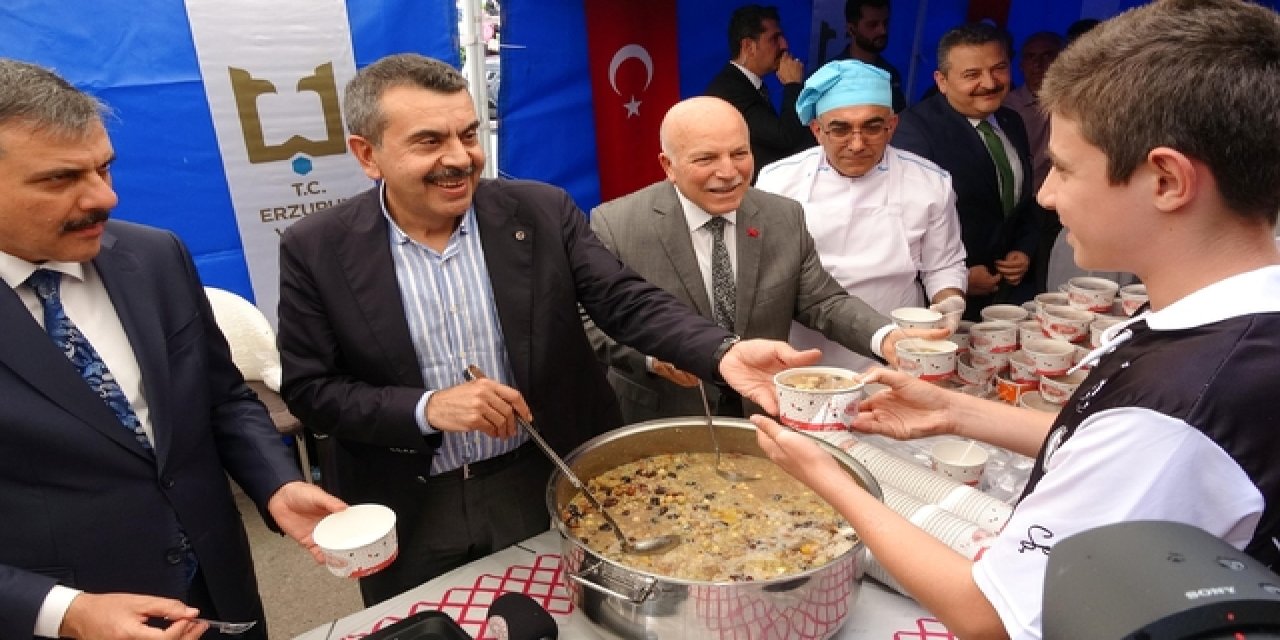 Bakan Yusuf Tekin Erzurum'da Vatandaşlara Aşure Dağıttı