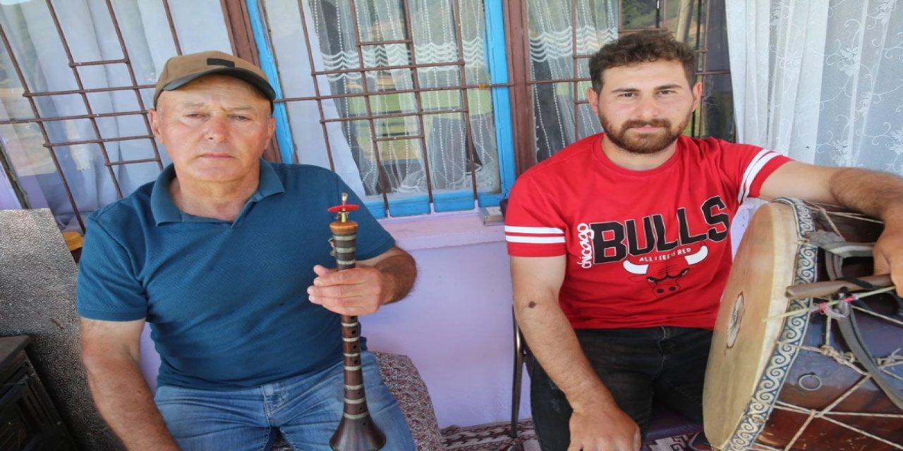 Zurnacı Baba ve Matematik Öğretmeni Oğlu Düğünlerde Eğlendiriyor