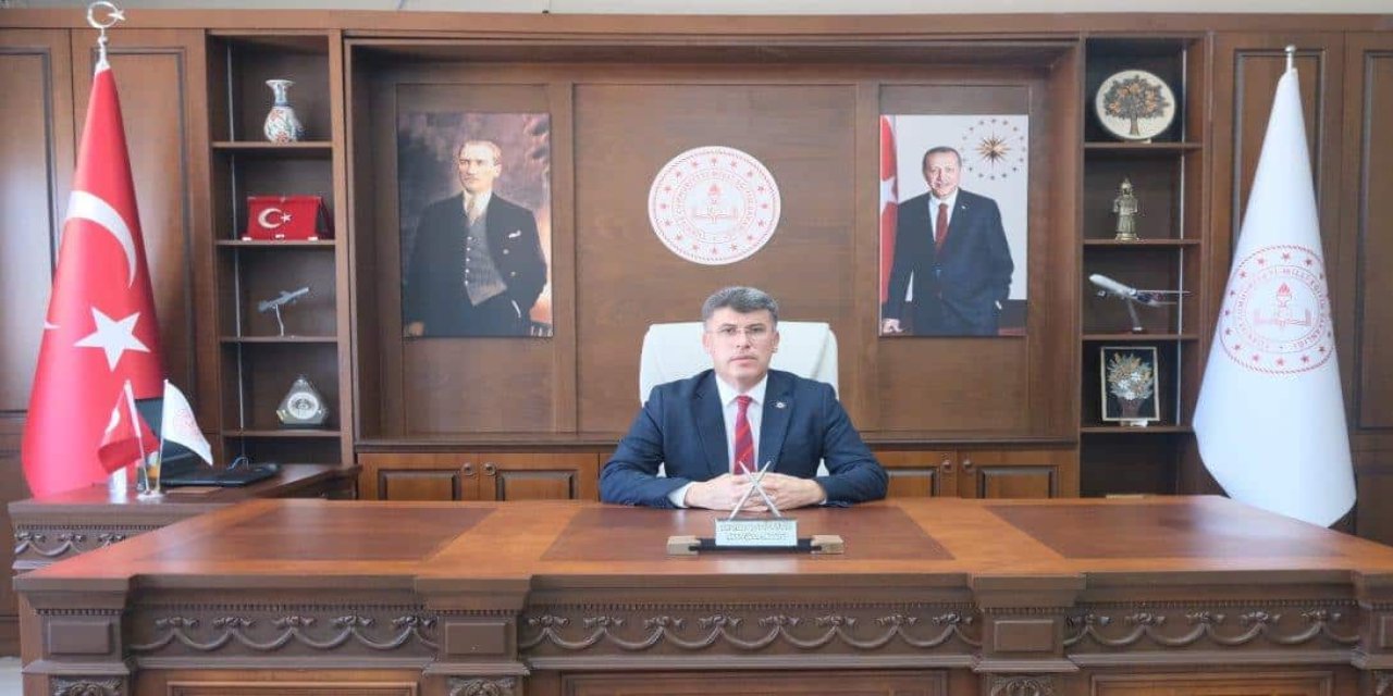 Hatay İl Milli Eğitim Müdürü Harun Tüysüz, Yeni Makam Odasında Cumhurbaşkanı Erdoğan'ın Fotoğrafına Yer Verdi