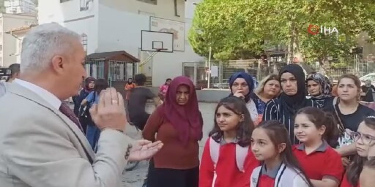 Veliler, çocuklarının öğretmenlerinin değiştirilmesini protesto ettiler