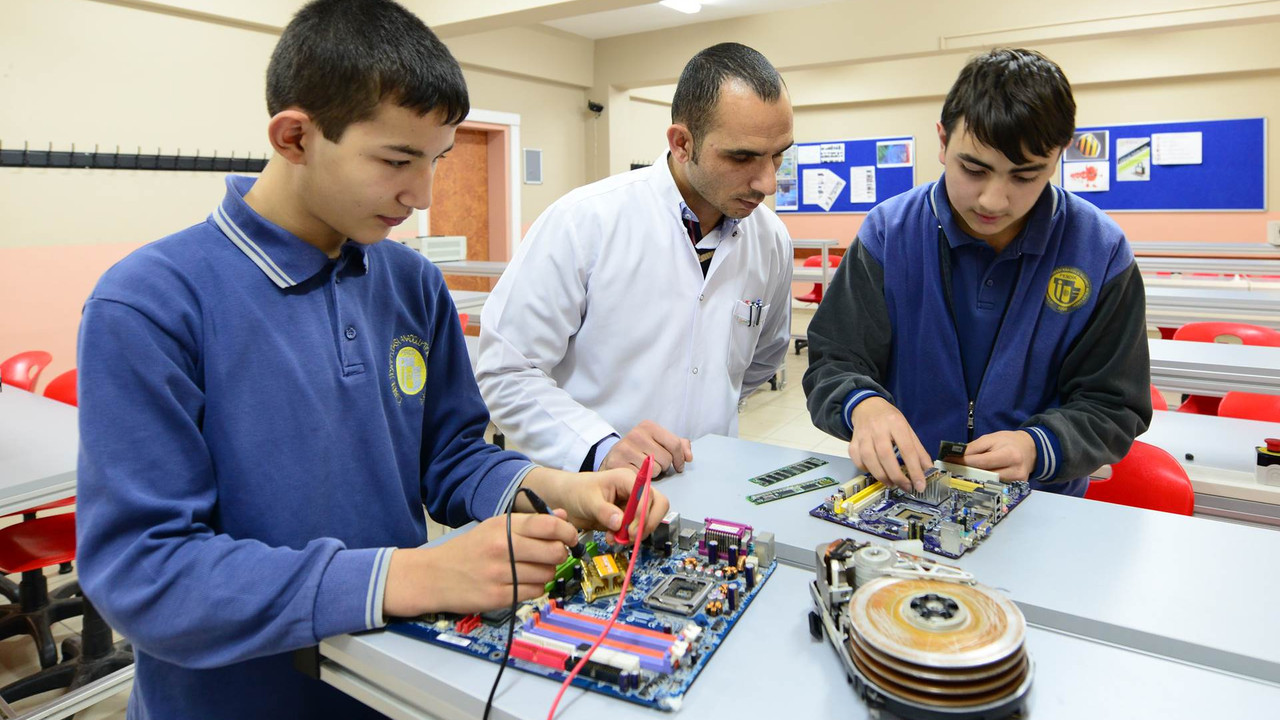 Meslek lisesi öğrencilerini sevindiren gelişme… Garanti iş imkanı onları bekliyor!