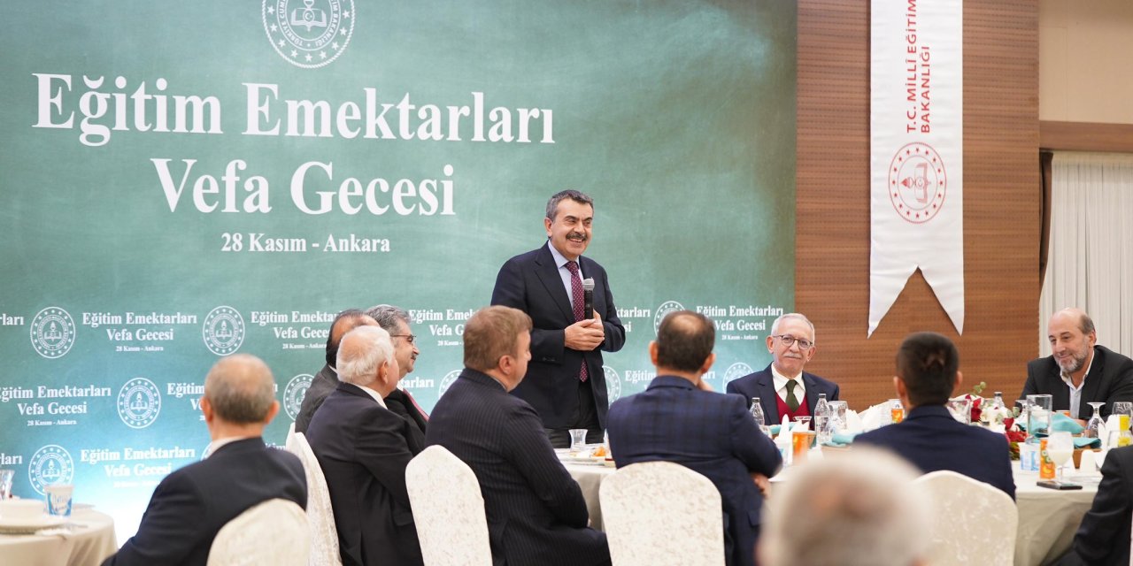 Bakan Yusuf Tekin Eğitim Emektarlarıyla Bir Araya Geldi