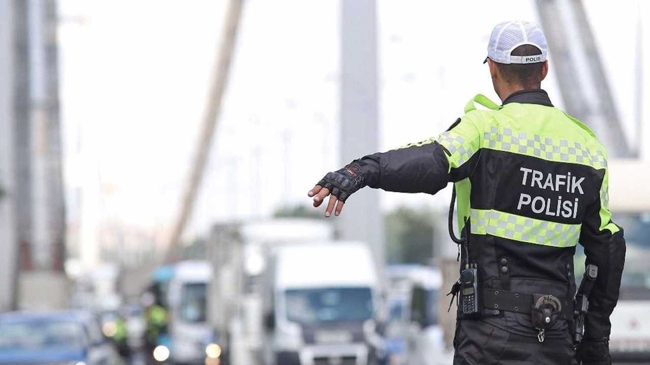 trafik-cezasi-yazan-polis.jpg